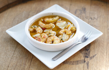 ración de gambas al ajillo en restaurante