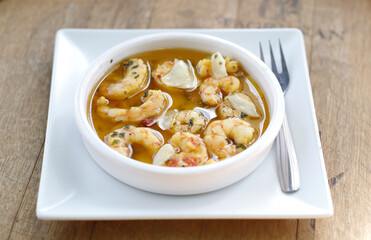 tapa de gambas al ajillo en su salsa