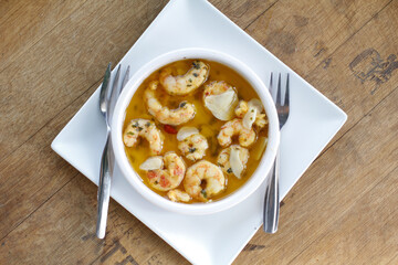 gambas al ajillo en salsa con tenedores