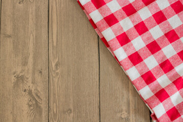 Fondo de mesa de madera con mantel de cuadros
