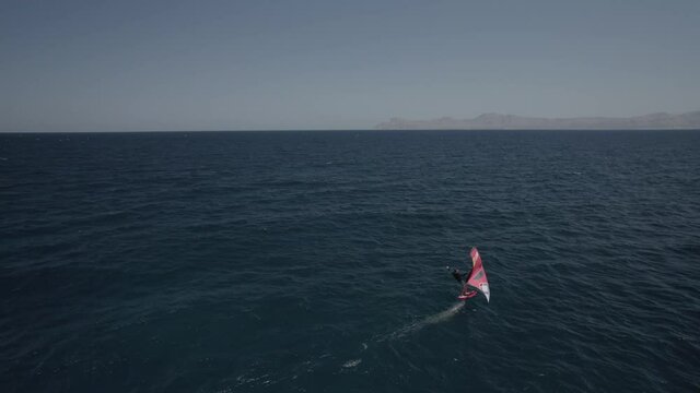 T&iacute;tulo: hombre practica Windfoil  surf (Formato D-log para edici&oacute;n profesional)