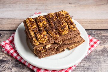 porcion de chocotorta con galletitas y dulce de leche