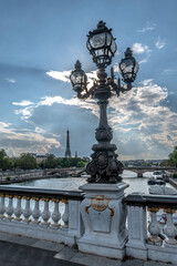 Fototapeta na wymiar Lampadaire dans le soleil face à la Tour Eiffel