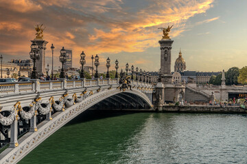 Coucher de soleil sur le pont Alexandre III à Paris et avec le palais des invalides en arrière plan