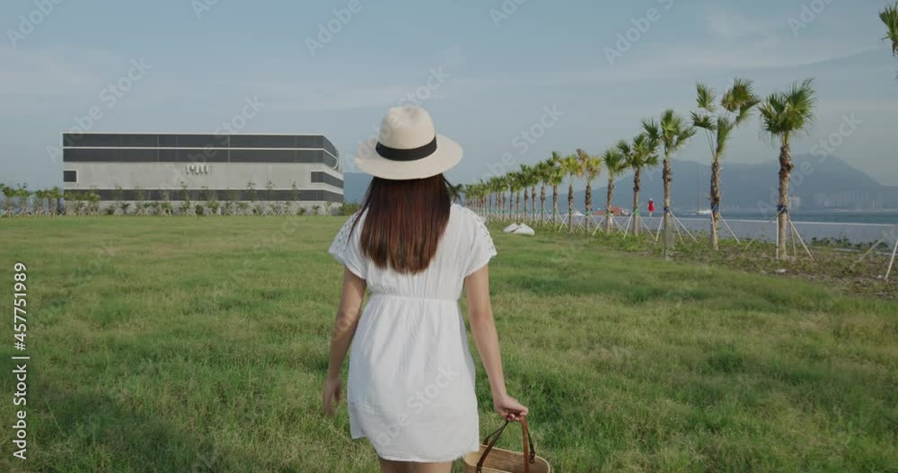 Poster Woman walk on green lawn