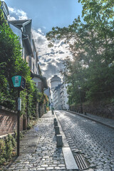 Rue pavée sur les pentes de la butte Montmartre à Paris