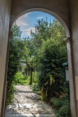 Vue sur un jardin au travers d'un porche