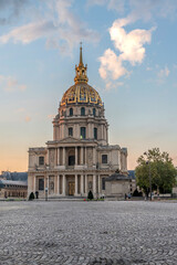 Palais des invalides et son dôme doré à Paris
