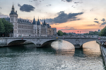 Un pont de l'île de la Cité et la conciergerie avec un coucher de soleil sur Paris