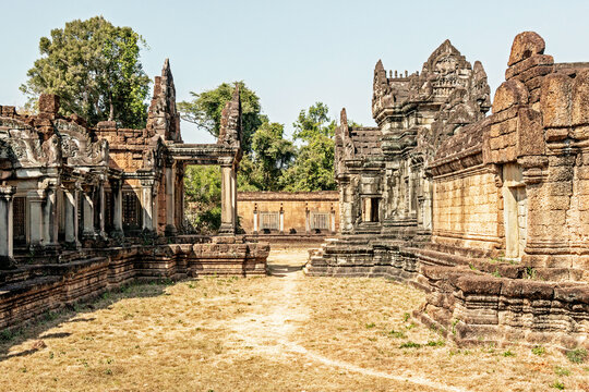 old ruins of Banteay Samre temple in Angkor city, Cambodia 