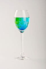 kolorowy płyn w kieliszku, colored liquid in a glass