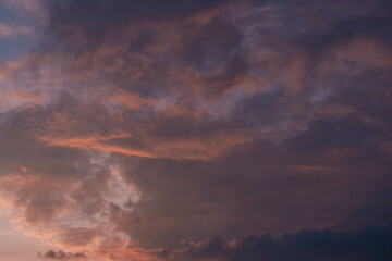 Fototapeta na wymiar Wieczorne, zachmurzone niebo.