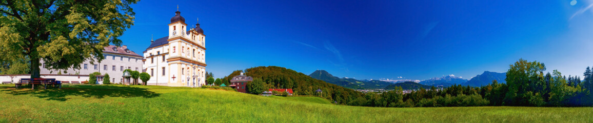 Wallfahrtsbasilika Maria Plain mit Blick auf Salzburg und Alpen, Österreich