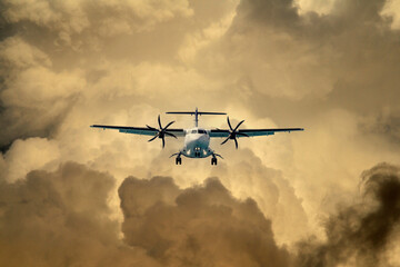 Motorflugzeug am Himmel (Propeller-Flugzeug)