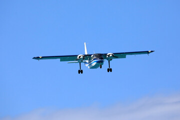 Motorflugzeug am Himmel (Propeller-Flugzeug)