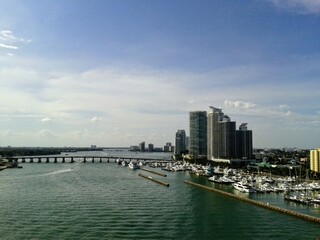 Fototapeta na wymiar view of harbour bridge in miami florida 