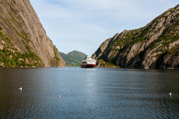 Postschiff im norwegischen Trollfjord/ Lofoten