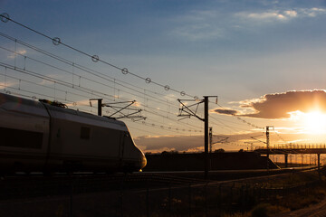 Tren alta velocidad en el ocaso. Viajar en tren