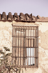Casa en ruinas. Ventana de casa abandonada