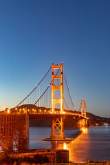 Fototapeta na wymiar golden gate bridge in sunset