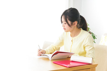 自宅で勉強をする若い女性