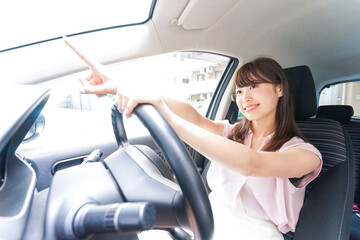 指をさす女性ドライバー
