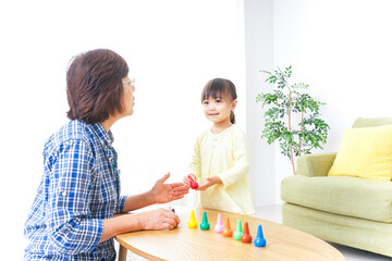 おばあちゃんとゲームをする子供