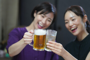 お酒を飲む女性