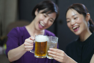 お酒を飲む女性