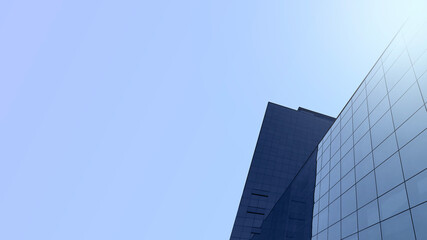 Fototapeta na wymiar mirrored corporate building with blue background for writing. for use in presentations, corporate emails, finance, business. copy space