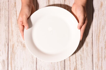 白いお皿をもつ風景