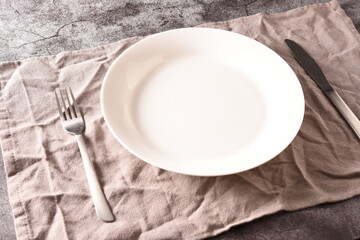 白いお皿のあるテーブル