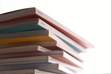 乱雑に積まれた雑誌