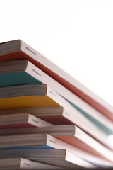 乱雑に積まれた雑誌