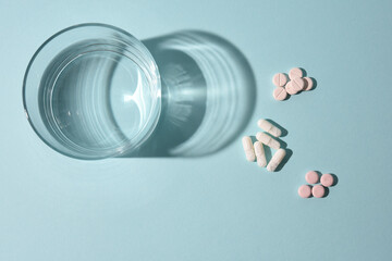 コップと錠剤の薬