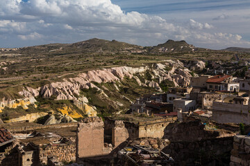 トルコ　カッパドキアのウチヒサールの奇岩群と街並み