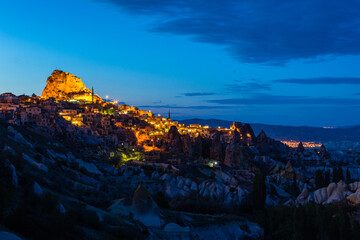 トルコ　カッパドキアの鳩の谷からみた夜のウチヒサール城
