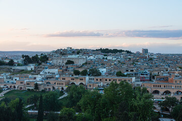 Fototapeta na wymiar トルコ　シャンルウルファの夕方のシャンルウルファ城の丘から見える街並み