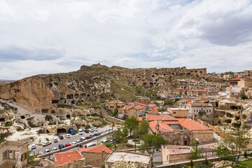 Fototapeta premium トルコ 世界遺産のカッパドキアの観光拠点のユルギュップの街並みと洞窟住居