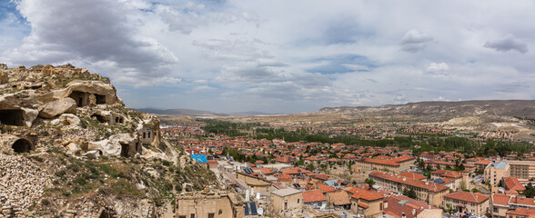 Naklejka premium トルコ カッパドキアの観光拠点のユルギュップの丘から見える街並みと洞窟住居 