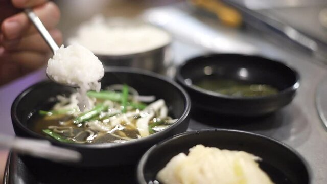 한국 정통 삼겹살을 숯불에 맛있게 굽는 모습 상추와 쌈장 마늘등에 싸서 먹는다