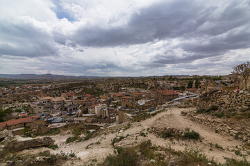 トルコ　カッパドキアの観光拠点のユルギュップの丘から見える街並みと洞窟住居