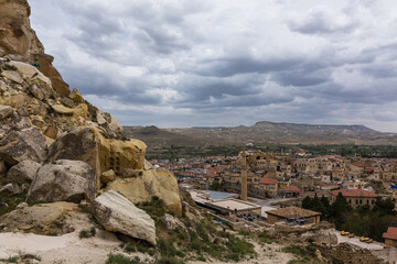 Fototapeta na wymiar トルコ　カッパドキアの観光拠点のユルギュップの丘から見える街並みと洞窟住居