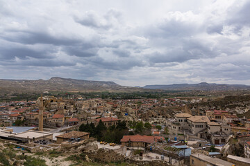 Fototapeta na wymiar トルコ　カッパドキアの観光拠点のユルギュップの丘から見える街並みと洞窟住居