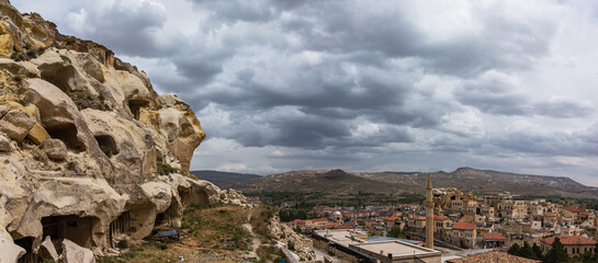 トルコ　カッパドキアの観光拠点のユルギュップの丘から見える街並みと洞窟住居