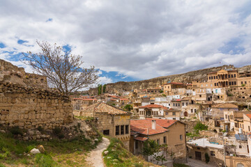 Fototapeta na wymiar トルコ　カッパドキアの観光拠点のユルギュップの街並みと洞窟住居