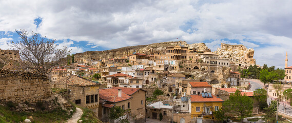 Fototapeta na wymiar トルコ　カッパドキアの観光拠点のユルギュップの街並みと洞窟住居