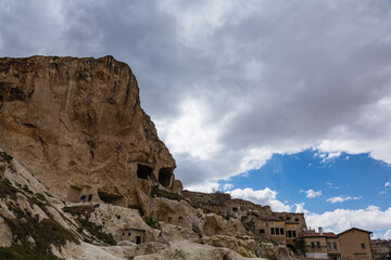 Fototapeta premium トルコ 世界遺産のカッパドキアの観光拠点のユルギュップの洞窟住居