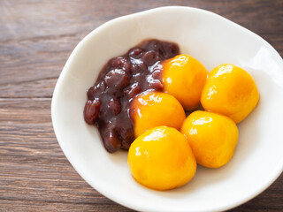 茹で小豆を添えたかぼちゃ白玉だんご