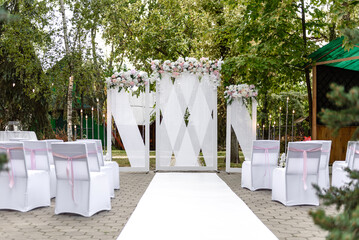 Beautiful floral compositions in the restaurant for the wedding ceremony